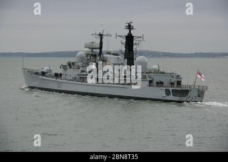 Le destroyer HMS EDINBURGH du lot 3 de la Royal Navy Type 42 part de la base navale de Portsmouth Banque D'Images