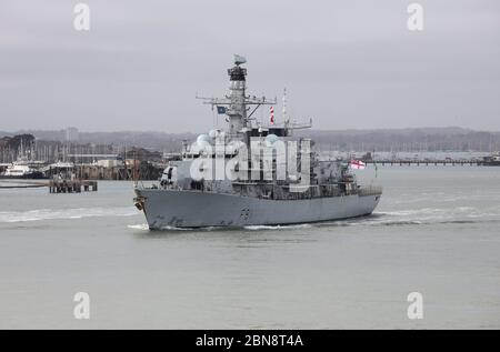 La frégate de la Marine royale HMS SUTHERLAND quitte la base navale de Portsmouth après un bref arrêt pour le carburant et les magasins Banque D'Images