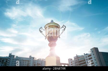 Trophée gagnant sur fond de ciel Banque D'Images