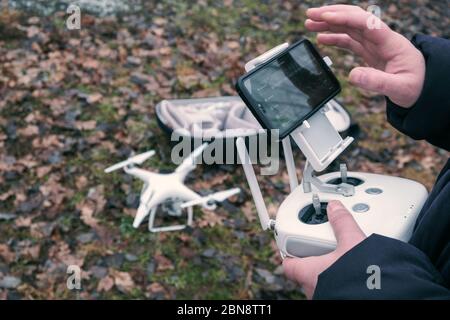 Conduire un drone pendant un vol. Banque D'Images