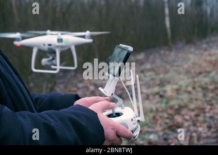 Conduire un drone pendant un vol. Banque D'Images