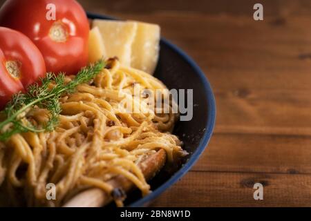Pâtes alla carbonara au bacon et parmesan à la sauce à la crème dans une poêle sur fond brun rustique. Spaghetti carbonara cuit dans une poêle avec g Banque D'Images