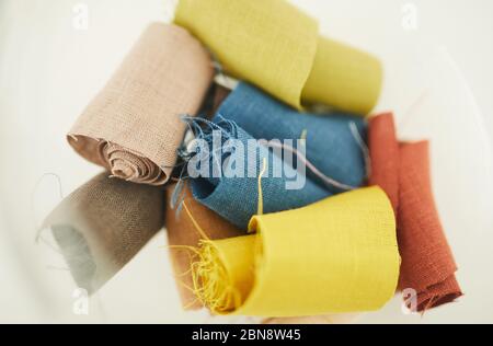 Gros plan de morceaux de tissu de couleur isolés sur fond blanc Banque D'Images