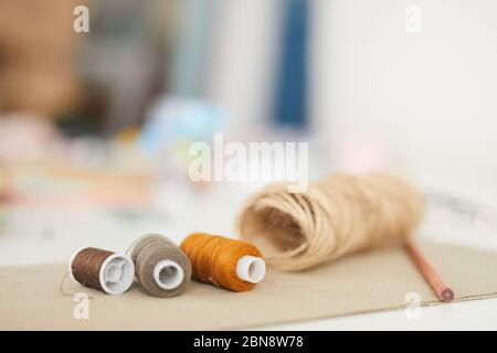 Gros plan des fils couchés sur la table et prêts à être tailleurs Banque D'Images