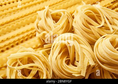 tagliatelle de pâtes sèches et fond doré de mafaldini Banque D'Images