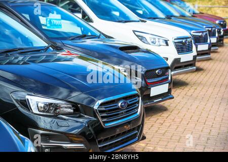 Sélection de véhicules Subaru d'occasion à vendre sur une piste de garage, Ayr, Écosse, Royaume-Uni Banque D'Images