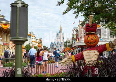 Le château de Disney donne sur les parcs à thème Magic Kingdom d'Orlando, en Floride Banque D'Images