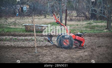 Un tracteur à l'arrière se trouve sur la ferme du village. Banque D'Images