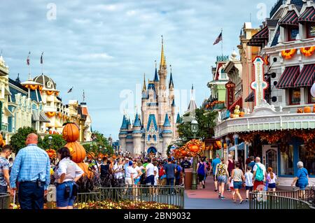 Le château de Disney donne sur les parcs à thème Magic Kingdom d'Orlando, en Floride Banque D'Images