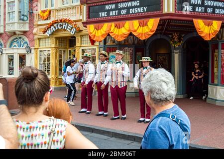 Un quatuor de salon de coiffure se produit sur main Street à Disneyworld Resort, Orlando Banque D'Images