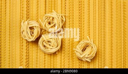 tagliatelle de pâtes sèches et fond doré de mafaldini Banque D'Images