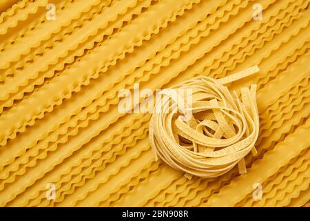 tagliatelle de pâtes sèches et fond doré de mafaldini Banque D'Images