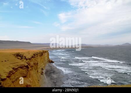 Vagues entrant, frappant des rochers et des falaises. Magnifique photo d'inspiration voyage du paysage. Photo prise dans un parc national à l'extérieur de Paracas, Pérou Banque D'Images