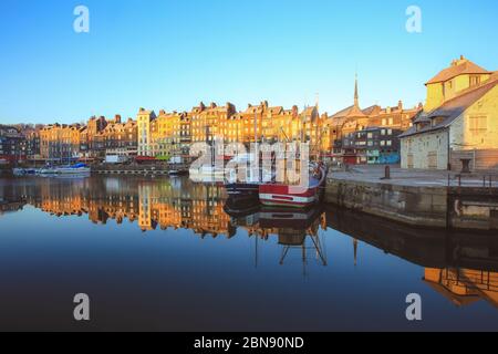 Honfleur, France - 30 décembre 2016 : la lumière du matin sur le bâtiment au port de Honfleur est un port vraiment pittoresque et un port de charme en France Banque D'Images