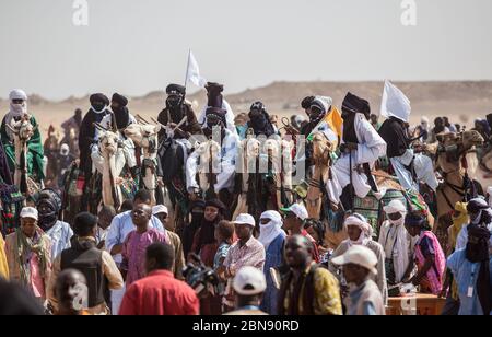 Ingal, Niger : les nomades africains affluent dans les vêtements traditionnels en attente de Curee Vente spectacle de festival dans le désert du Sahara Banque D'Images