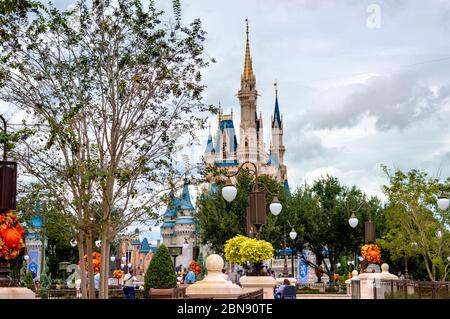 Le château de Disney donne sur les parcs à thème Magic Kingdom d'Orlando, en Floride Banque D'Images