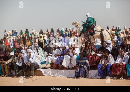 Ingal, Niger : les nomades africains affluent dans les vêtements traditionnels en attente de Curee Vente spectacle de festival dans le désert du Sahara Banque D'Images