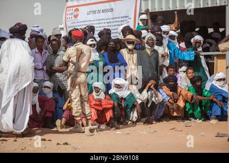 Ingal, Niger : les nomades africains affluent dans les vêtements traditionnels en attente de Curee Vente spectacle de festival dans le désert du Sahara Banque D'Images