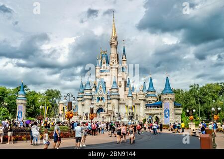 Le château de Disney donne sur les parcs à thème Magic Kingdom d'Orlando, en Floride Banque D'Images