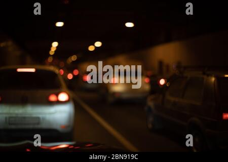 résumé embouteillage dans le tunnel dans bokeh flou, les voitures avec feux de stop rouges sont debout, vue de la voiture Banque D'Images