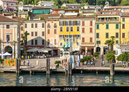 Salo, ITALIE - SEPTEMBRE 2018 : bord de lac de la ville de Salo sur le lac de Garde. Banque D'Images