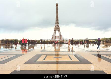 Paris, France - 16 juin 2019 : la Tour Eiffel en été. Un voyage romantique. La tour Eiffel est un symbole traditionnel de paris et d'amour. Banque D'Images