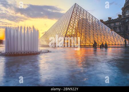Paris - 26 décembre 2018 : Musée du Louvre au crépuscule en hiver, c'est l'un des sites les plus populaires de Paris Banque D'Images