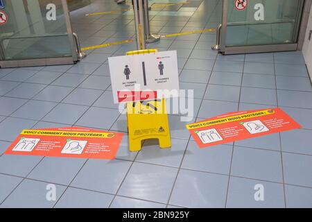 Lausanne, Suisse. 13 mai 2020. De nouvelles instructions à la station de Lausanne ont été publiées par l'Office fédéral de la santé publique concernant le confinement lié à la pandémie du coronavirus à Lausanne, Suisse, le 13 mai 2020. (Photo par Eric Dubost/Pacific Press/Sipa USA) crédit: SIPA USA/Alay Live News Banque D'Images