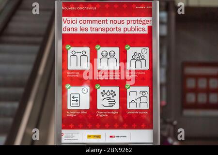 Lausanne, Suisse. 13 mai 2020. Une nouvelle affiche a été publiée par l'Office fédéral de la santé publique pour expliquer comment se protéger dans les transports publics liés au déconditionnement à la gare de Lausanne, Suisse, le 13 mai 2020. (Photo par Eric Dubost/Pacific Press/Sipa USA) crédit: SIPA USA/Alay Live News Banque D'Images