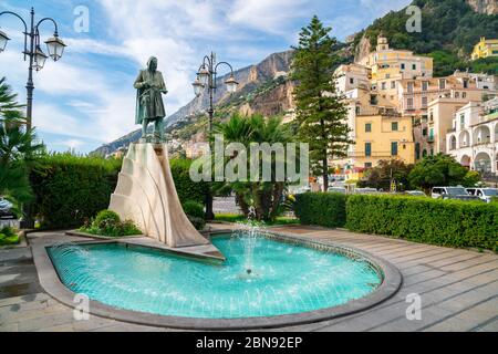 Amalfi, Italie - 1er novembre 2019 : statue de Flavio Gioia dans la ville d'Amalfi Banque D'Images