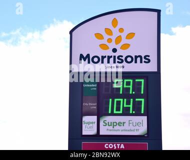 L'essence tombe en dessous de 1 £ le litre. Une station-service ou une enseigne de prix de garage Morrisons à Manchester, Angleterre, Royaume-Uni, le 13 mai 2020, indique une essence sans plomb à 99.7 penny le litre. Les prix du pétrole ont chuté au printemps 2020 pendant la pandémie du coronavirus ou de Covid 19, car la conduite automobile et toutes les formes de voyages ont chuté à l'échelle mondiale. Banque D'Images