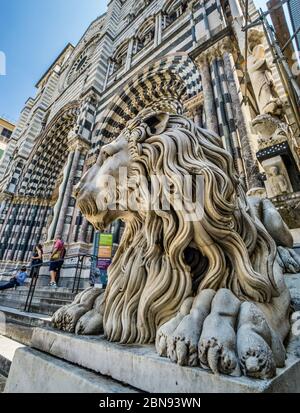 statue de lion du sculpteur Carlo Rubatto flanquant l'escalier de la cathédrale de Gênes, Gênes, Ligurie, Italie Banque D'Images