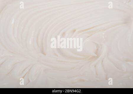 Crème fouettée et batteur préparant le dessert vue d'en haut Banque D'Images