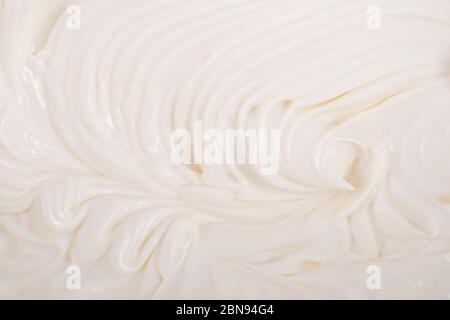 Crème fouettée et batteur préparant le dessert vue d'en haut Banque D'Images