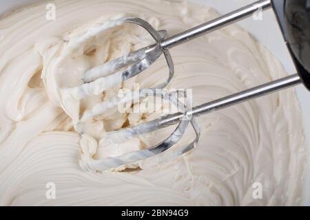 Crème fouettée et batteur préparant le dessert vue d'en haut Banque D'Images