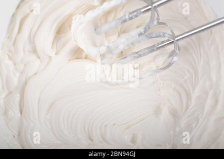 Crème fouettée et batteur préparant le dessert vue d'en haut Banque D'Images