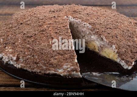 Dessert traditionnel allemand nommé gâteau « mole hole », fait avec des bananes et du chocolat, mascarpone, chapelure de chocolat noir, sur une table en bois. En roumain ca Banque D'Images