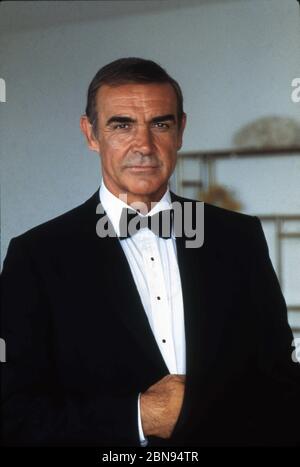 SEAN CONNERY Color Portrait comme James Bond 007 dans JAMAIS DIRE JAMAIS PLUS 1983 réalisateur IRVIN KERSHNER producteur exécutif Kevin McClory Royaume-Uni/USA/Allemagne de l'Ouest Malia film II Productions / Woodcote / Producers Sales Organisation (PSO) / Warner Bros. Banque D'Images