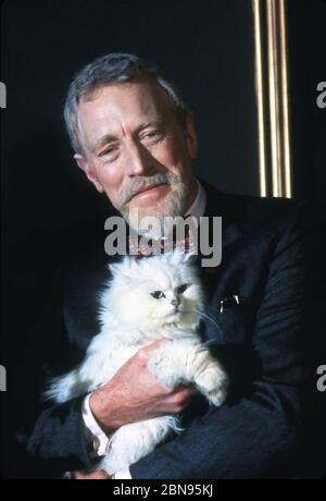 MAX VON SYDOW Color Portrait comme Blofeld avec White Cat en NE DIT PLUS JAMAIS plus 1983 réalisateur IRVIN KERSHNER producteur exécutif Kevin McClory Royaume-Uni/USA/Allemagne de l'Ouest Malia film II Productions / Woodcote / Producers Sales Organisation (PSO) / Warner Bros. Banque D'Images