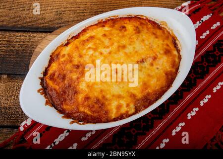 Le moussaka est un plat à base d'aubergines ou de pommes de terre, souvent à base de viande hachée, dans le Levant, le Moyen-Orient et les Balkans, avec de nombreux vari locaux et régionaux Banque D'Images