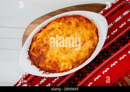 Le moussaka est un plat à base d'aubergines ou de pommes de terre, souvent à base de viande hachée, dans le Levant, le Moyen-Orient et les Balkans, avec de nombreux vari locaux et régionaux Banque D'Images