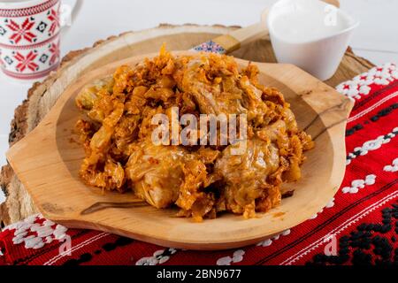 Le Sarma est un plat de vigne, de chou, de rhubarbe de moine ou de feuilles de verger enroulées autour d'un remplissage habituellement basé sur une combinaison de grains, comme le boulgour ou le riz Banque D'Images