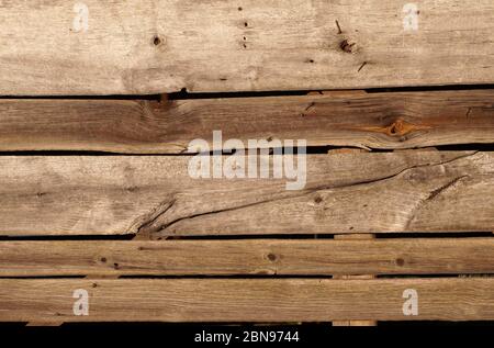 Agencement horizontal des planches dans un ancien bâtiment de grange en ruine. Banque D'Images