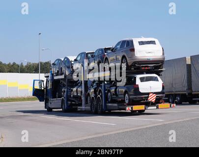 Reposez-vous sur la route, camion spécialisé avec le transport de nouvelles voitures. Banque D'Images