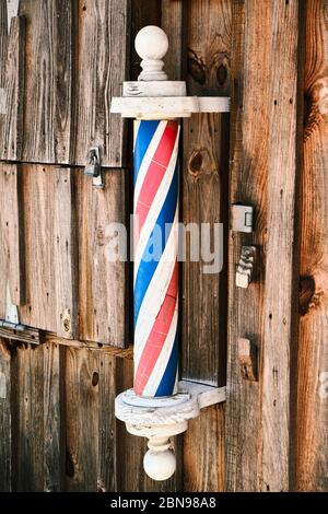 Barre de barbier américaine sur le mur extérieur d'un salon de coiffure de petite ville dans la campagne Alabama, États-Unis. Banque D'Images