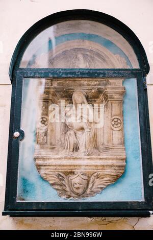 Détail architectural - une sculpture de bas-relief de la Vierge Marie avec le bébé Jésus. Venise, Italie. Le bas-relief est décoré avec un cadre dans le Banque D'Images