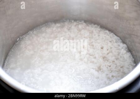 Bouillie ou congee de riz dans un pot en acier inoxydable Banque D'Images