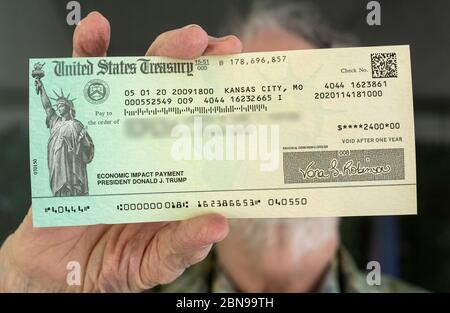 Chèque émis par le gouvernement des États-Unis pour un paiement combiné mari/femme de 2400 $, ou 1200 $ par pièce. Ces chèques ont été émis pendant la pandémie Covid-19. Banque D'Images