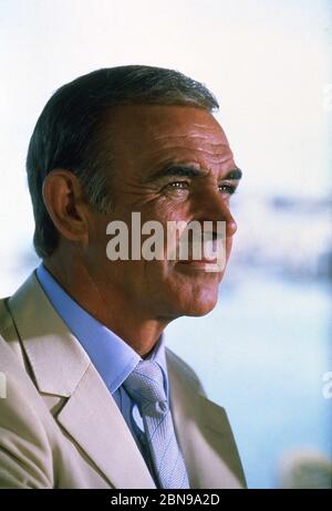 SEAN CONNERY Color Portrait comme James Bond 007 dans JAMAIS DIRE JAMAIS PLUS 1983 réalisateur IRVIN KERSHNER producteur exécutif Kevin McClory Royaume-Uni/USA/Allemagne de l'Ouest Malia film II Productions / Woodcote / Producers Sales Organisation (PSO) / Warner Bros. Banque D'Images