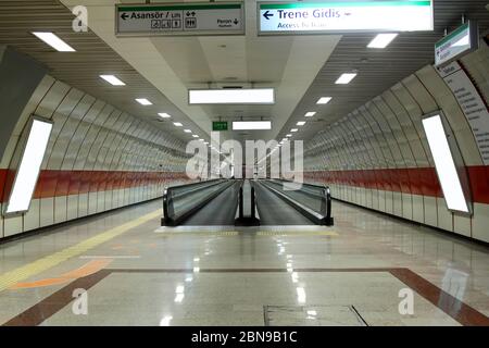 escalier roulant dans la station de métro. Passerelle avec panneau d'affichage vierge située dans le hall souterrain ou le métro pour la publicité, concept de maquette, faible éclairage spee Banque D'Images